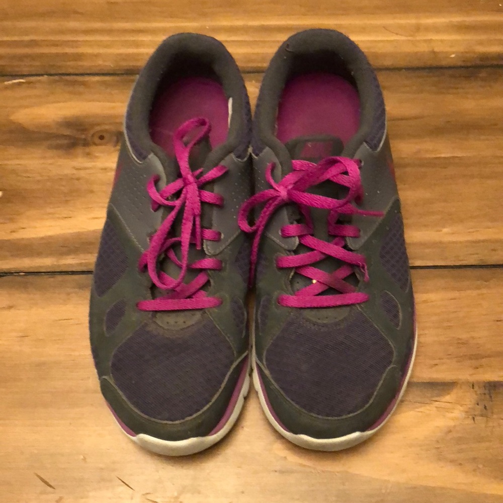 Size 9 Nike shoes